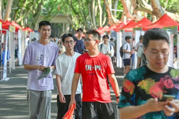 金顶配资 高考志愿怎么填？选择城市很重要，家里“没矿”先考虑就业