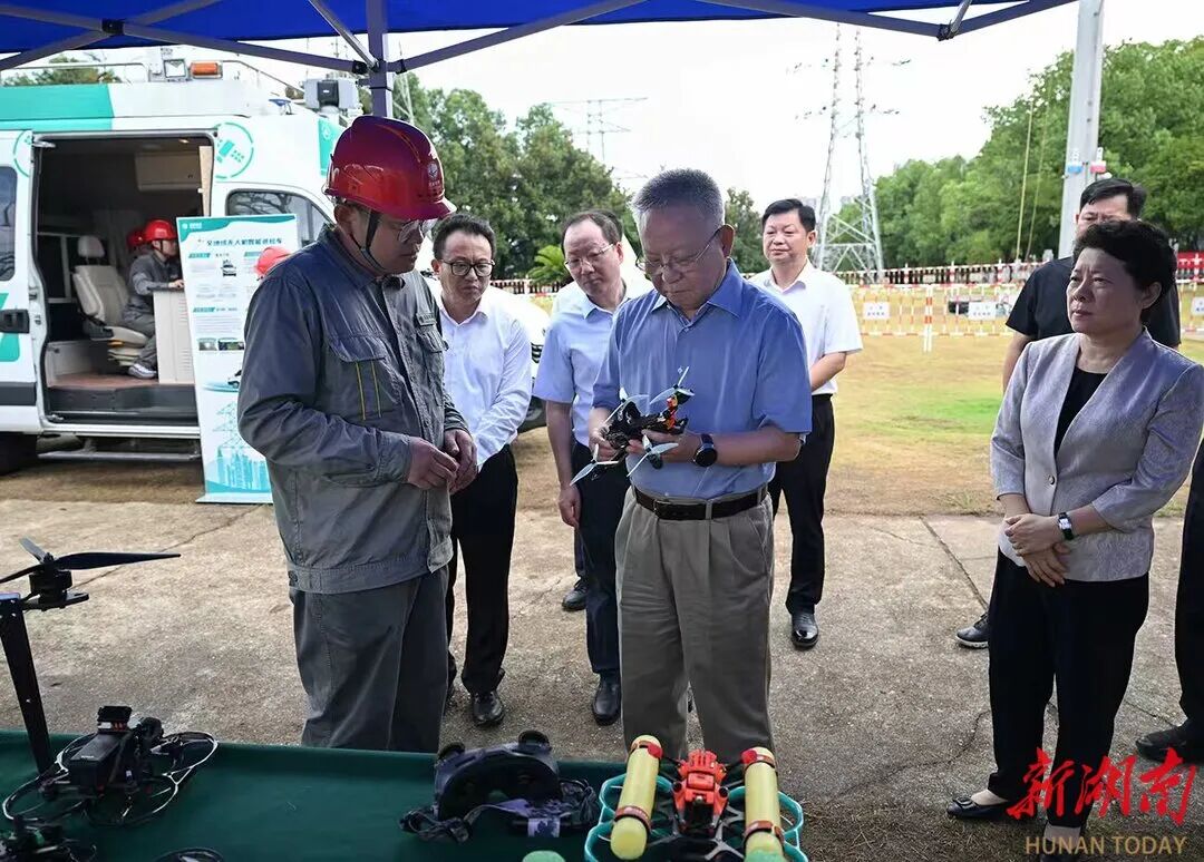 9月2日，沈晓明来到国网湖南电力公司带电作业与智能巡检技术装备基地调研。