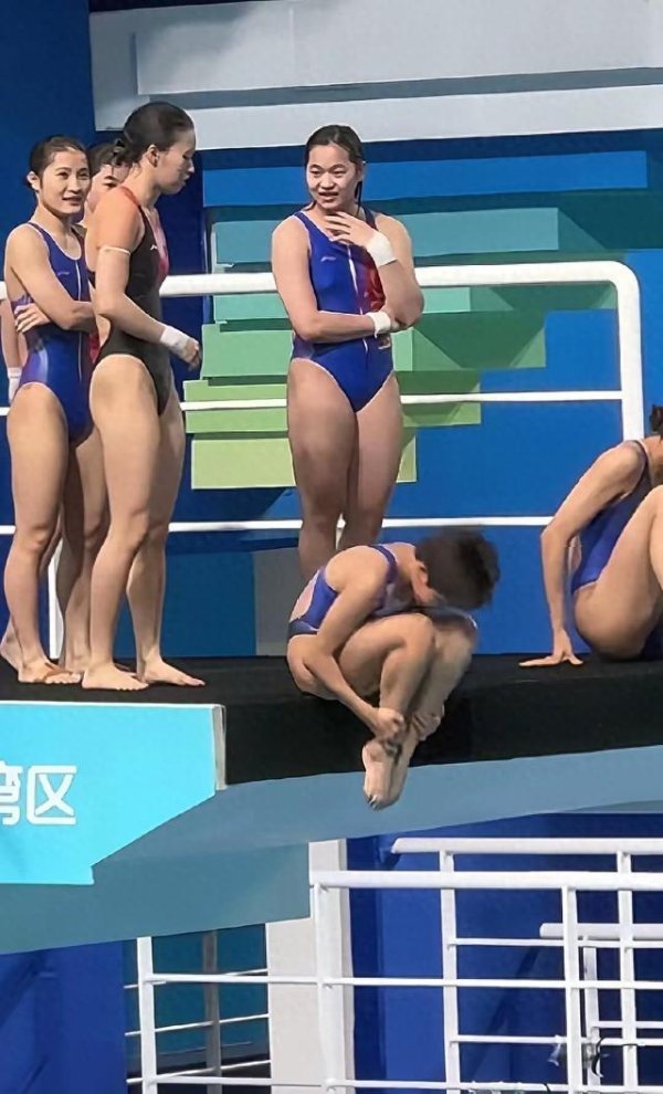 客新策略 全红婵和陈芋汐站在一起，看起来她真的很胖，腿很粗个子也长高了